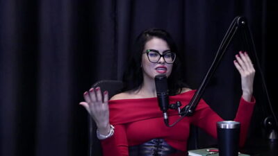 Começou fazendo fotos sensuais, conversou no seu primeiro atendimento, explicou sobre SG, sempre foi safada, e transou na rua Annie Clementine